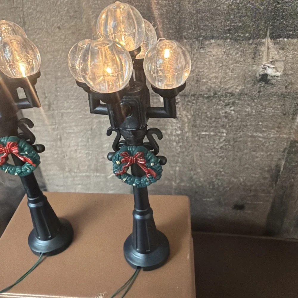 Vtg 1992 Christmas Valley Five Globe Streetlamp Wreath Set‎ of 2 Village Works